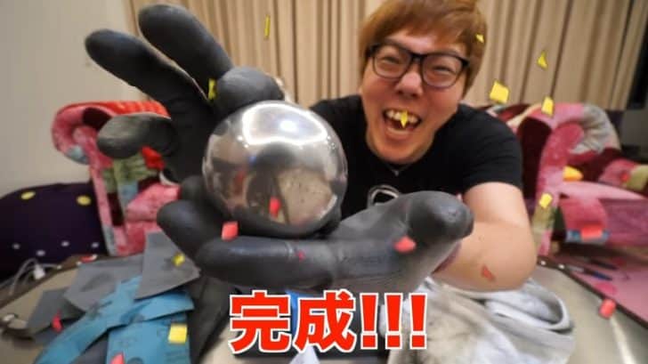 【朗報】ヒカキンさん、アルミホイルをハンマーで叩き続けて鉄球を作ることに成功