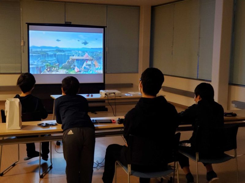 【悲報】ぼく（36）、ゲーセンのスマブラ大会で小5相手に勝利の舞をしてコメント欄プチ炎上