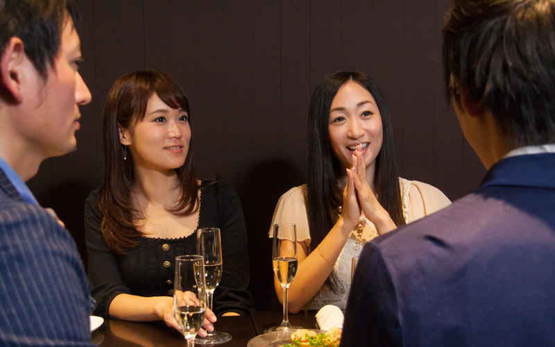 合コンに行く際の服装はどうしてる?男ウケのいい服装を年代別に調査